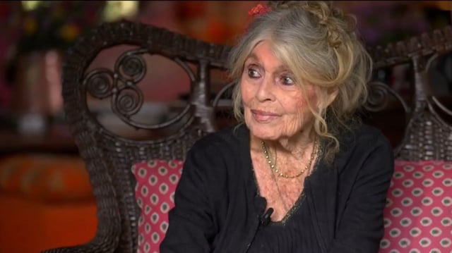 Brigitte Bardot passe ses après-midi dans sa ferme, à Saint-Tropez.