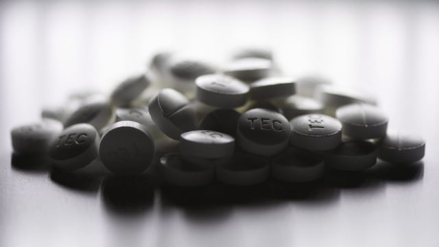 Prescription pills containing oxycodone and acetaminophen are shown in this June 20, 2012 photo. THE CANADIAN PRESS/Graeme Roy