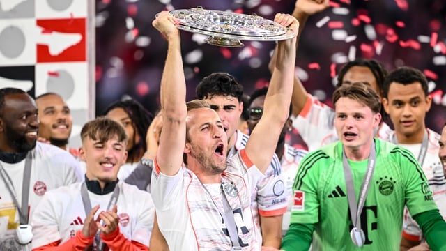 Kane celebrates on Saturday after ending his 14-year, 694-game wait to lift a trophy