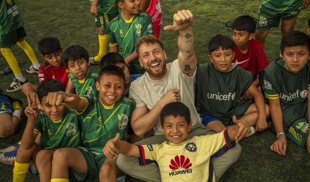 Sam Thompson joined children aged nine to 12 to play football at a UNICEF-supported football programme supporting children in Solola, Guatemala. Image: Daniele Volpe