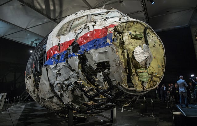 L’épave reconstruite de l’avion MH17 est exposée à Gilze Rijen, aux Pays-Bas, après la présentation du rapport final sur l’accident du vol MH17 de Malaysia Airlines.