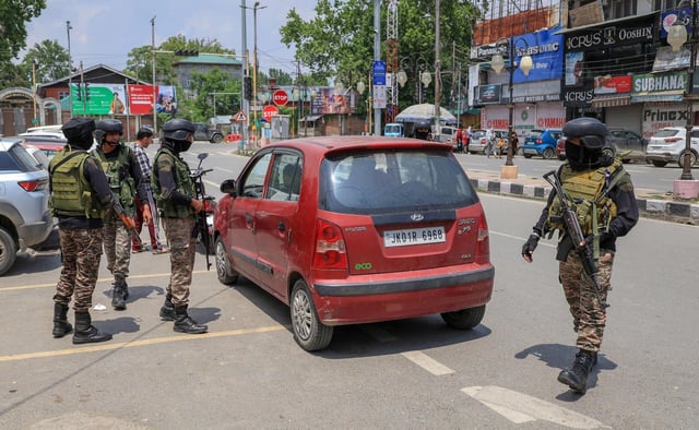 Controles fronterizos en Srinagar, la India, por las tensiones en la frontera de Cachemira.