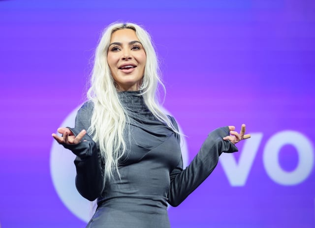 Kim Kardashian (ici le 7 mai dernier) sera présente ce mardi 13 mai 2025 à Paris pour témoigner devant la cour d’assises au procès du braquage spectaculaire dont elle fut victime en 2016