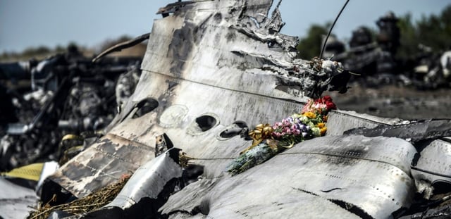 Photo prise le 26 juillet 2014 sur le site du crash du vol MH17 dans la région de Donetsk en Ukraine et montrant des fleurs déposées par la famille d'une victime australienne