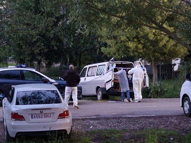 Aparece un hombre muerto y "momificado" dentro de una furgoneta en un aparcamiento en Oviedo.