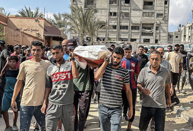Familiares de mártires palestinos en ataques israelíes lloran mientras reciben los cuerpos de los fallecidos de la morgue del Hospital Nasser.