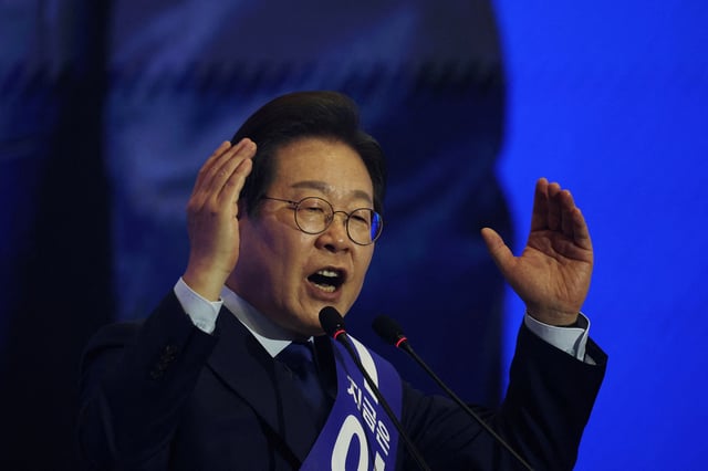 Lee Jae-myung delivers his speech during a national convention of South Korea's Democratic Party to choose their candidate for upcoming presidential election, in Goyang, South Korea, April 27, 2025.  REUTERS/Kim Hong-Ji/File Photo