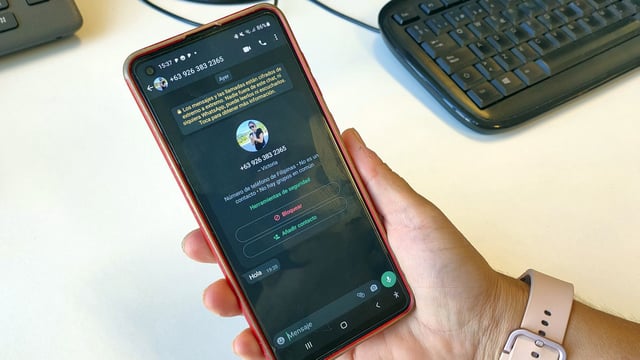 Una persona muestra el "Hola" que ha recibido de un número de teléfono de Filipinas y de una tal Victoria, a la que niega conocer.