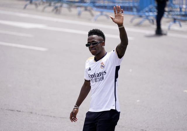 Soccer Football - LaLiga - Real Madrid Celebrate Winning LaLiga - Cibeles Fountain, Madrid, Spain - May 12, 2024 Real Madrid's Vinicius Jr waves to the fans during the celebration REUTERS/Ana Beltran/ File Photo