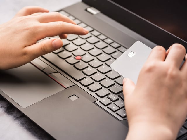 Gefälschte Mails wirken echt – doch ein Klick reicht, um Bankdaten in falsche Hände zu geben. Es drohen leere Konten.