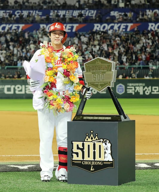 Choi Jeong of the SSG Landers stands next to a plaque commemorating his 500th career home run in the Korea Baseball Organization during a regular-season game against the NC Dinos at Incheon SSG Landers Field in Incheon, just west of Seoul, on May 13, 2025, in this photo provided by the Landers. (PHOTO NOT FOR SALE) (Yonhap)