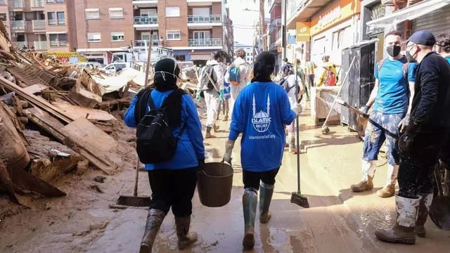 Varias mujeres de Islamic Relief ayudando a las víctimas de la dana.