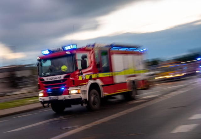 Ein Feuerwehrauto im Einsatz (Symbolbild).