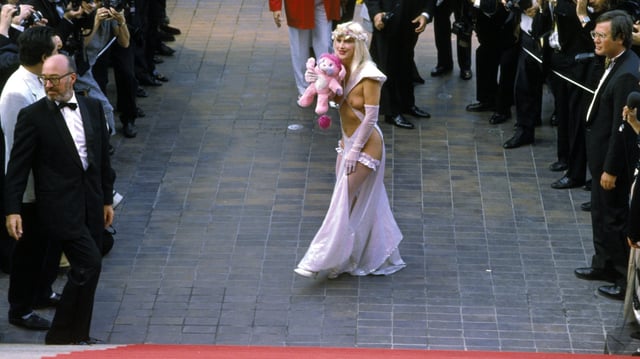 La Cicciolina sur le tapis rouge du festival de Cannes en 1988