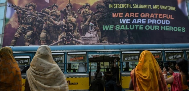 Une affiche géante saluent le courage des forces armées indiennes lors du récent conflit indo-pakistanais, le 12 mai 2025 à Calcutta, en Inde