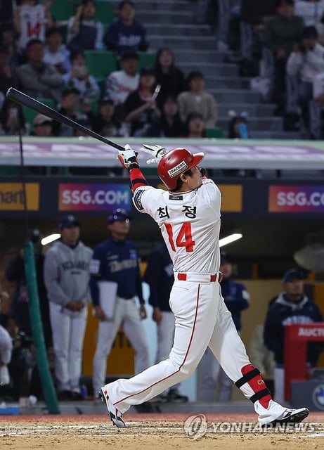 Choi Jeong of the SSG Landers hits his 500th career home run in the Korea Baseball Organization during a regular-season game against the NC Dinos at Incheon SSG Landers Field in Incheon, just west of Seoul, on May 13, 2025. (Yonhap)