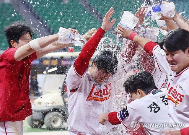 Choi Jeong of the SSG Landers (C) gets doused by teammates after hitting his 500th home run in the Korea Baseball Organization against the NC Dinos at Incheon SSG Landers Field in Incheon, just west of Seoul, on May 13, 2025. (Yonhap)