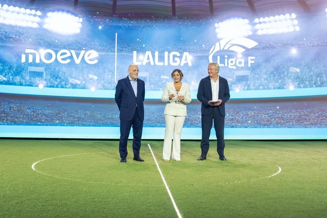 Javier Tebas y Betariz Álvarez durante la presentación de Moeve como patrocinador de la Liga f