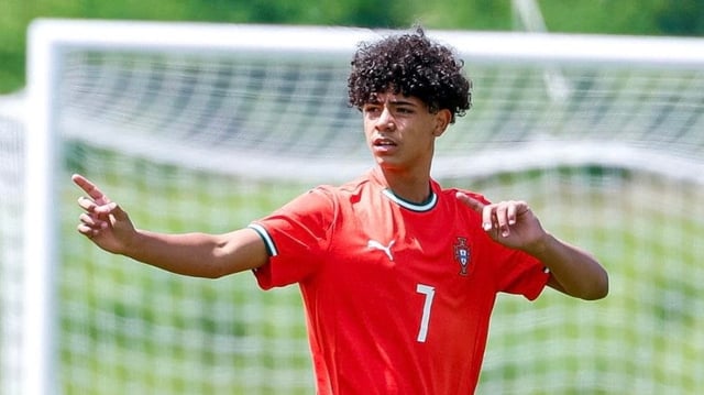 Mini-CR7 erstmals im Nationaltrikot und Papa Cristiano (40) ist mächtig stolz!