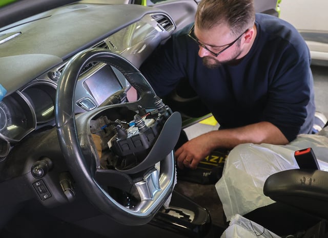 Un technicien de Stellantis remplace un airbag défectueux sur une voiture Citroën à l’usine de Mulhouse, le 27 février 2025.