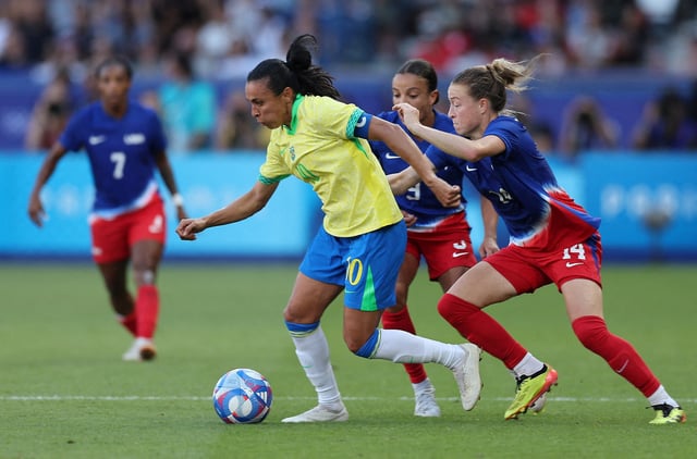 Paris 2024 Olympics - Football - Women's Gold Medal Match - Brazil vs United States - Parc des Princes, Paris, France - August 10, 2024. Marta of Brazil in action with Emily Sonnett and Mallory Swanson of the United States. REUTERS/Lisa Leutner/File Photo