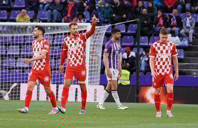 Cristhian Stuani celebra su gol en el Valladolid - Girona.