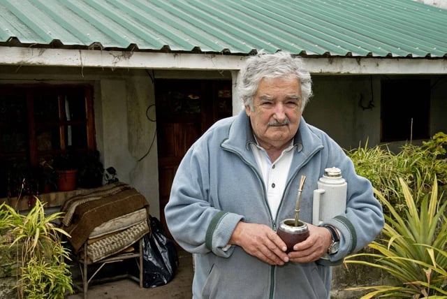 José Mujica (ici en juin 2013, à la fin de son mandat) avait refusé de vivre dans le palais présidentiel de Montevideo, préférant rester avec sa femme dans sa maison de 50 m2, proche de la capitale.