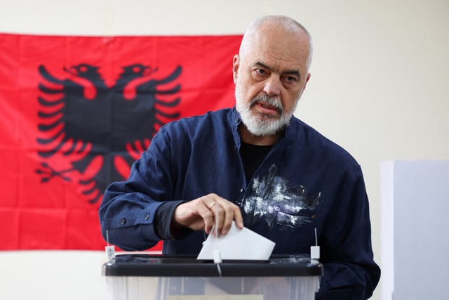 Le Premier ministre albanais Edi Rama, leader du Parti socialiste, vote lors des élections parlementaires à Tirana, en Albanie, le 11 mai 2025.