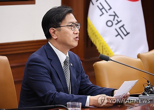 Acting Finance Minister Kim Beom-suk speaks during a meeting with economy-related ministers at the government complex in Seoul on May 14, 2025. (Yonhap)