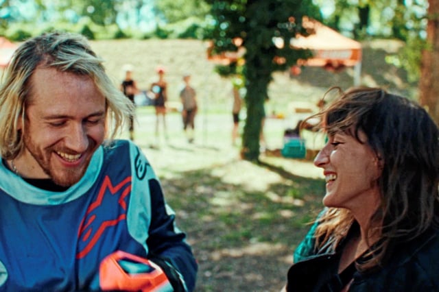 Bastien Bouillon et Juliette Armanet dans <em>Partir un jour</em>, une comédie musicale signée Amélie Bonnin qui ouvre le 78<sup>e</sup> Festival de Cannes. 
