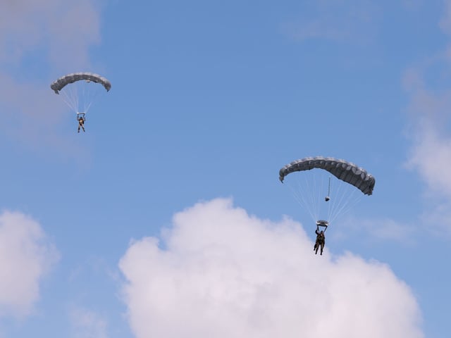 Soldaten des Kommando Spezialkräfte der Bundeswehr (KSK) bei einer Sprungübung mit Fallschirm.