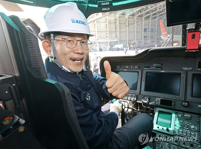 People Power Party presidential candidate Kim Moon-soo boards a firefighting helicopter during his visit to the Korea Aviation Engineering & Maintenance Service in the southeastern city of Sacheon on May 14, 2025. (Pool photo) (Yonhap)