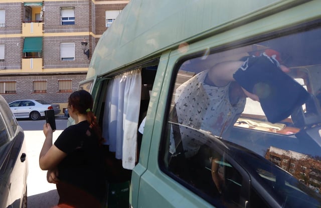 Una mujer maltratada duerme con sus hijas en una furgoneta tras ser desahuciada en Tavernes Blanques