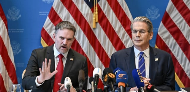 Le secrétaire américain au Trésor, Scott Bessent (d), et le représentant américain au Commerce, Jamieson Greer, lors d'une conférence de presse à Genève, le 12 mai 2025, après une réunion à huis clos de deux jours entre les hauts responsables américains et chinois pour fin à une guerre tarifaire