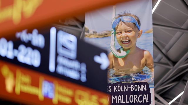 Werbung am Flughafen Köln-Bonn für Urlaub auf Mallorca.
