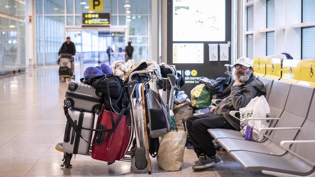 Personas sin hogar,  duermen en el aeropuerto de El Prat