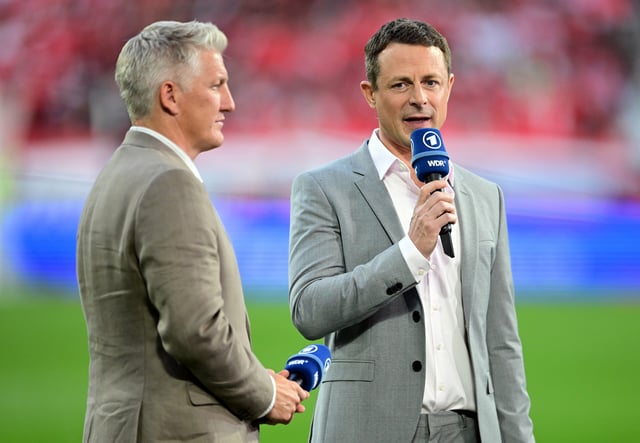 ARD-Moderator Alexander Bommes (r.) neben dem Experten Bastian Schweinsteiger