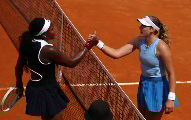 Tennis - Italian Open - Foro Italico, Rome, Italy - May 14, 2025 Coco Gauff of the U.S. shakes hands with Russia's Mirra Andreeva after winning her quarter final match REUTERS/Aleksandra Szmigiel