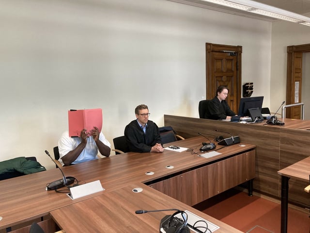 Der Angeklagte (l.) sitzt vor der Urteilsverkündung neben seinem Verteidiger in der Strafkammer im Gerichtssaal.