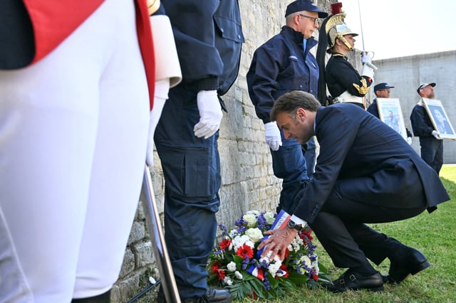 Caen : Emmanuel Macron dépose une gerbe en hommage aux agents tués lors de l'évasion sanglante de Mohamed Amra
