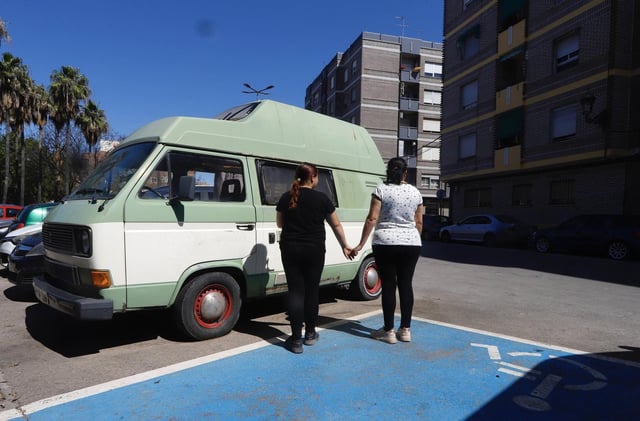 La mujer que duerme en una furgoneta con sus dos hijas menores tras ser desahuciada en Tavernes Blanques.