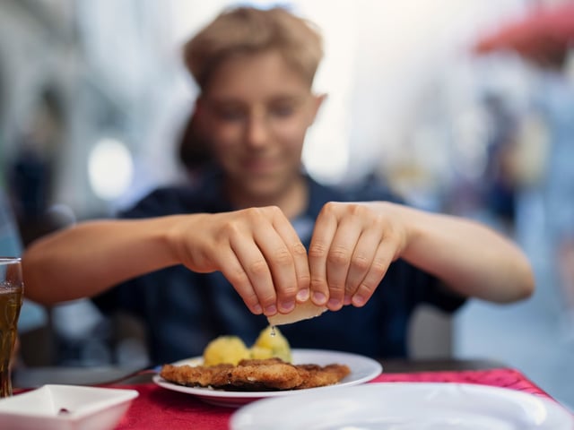 Ein Mann schildert, dass auf der Karte des Restaurants, das er schon in der Vergangenheit besuchte, das Schnitzel 26 Euro kostet (Symbolbild).