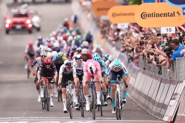 Pedersen, de rosa, logra una tercera victoria en el Giro.