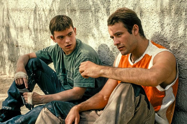 Enzo (Eloy Pohu) noue une relation complexe avec Vlad (Maksym Slivinskyi) sur le chantier où ils travaillent tous les deux
