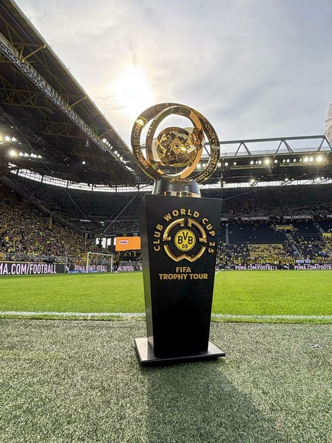 Die Klub-WM-Trophäe im BVB-Stadion während ihrer „FIFA Trophy Tour“