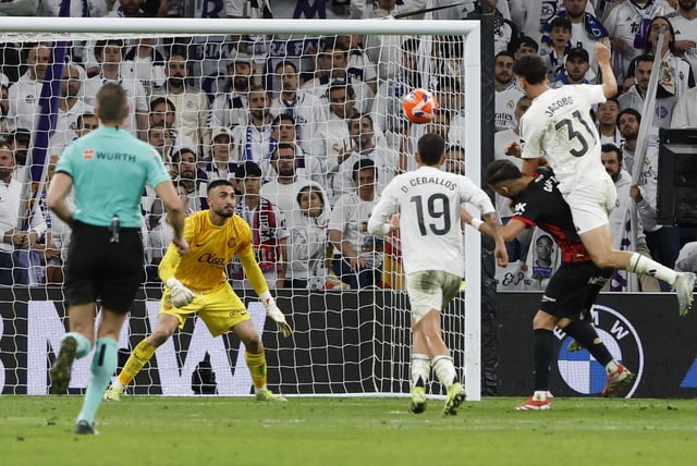 Momento en que Jacobo salta por encima de Copete y anota el dos a uno para el Real Madrid.