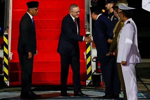 Australia's Prime Minister Anthony Albanese shakes hands with Airlangga Hartarto, Indonesia's chief economic minister, upon his arrival at military airbase Halim Perdanakusuma in Jakarta, Indonesia, May 14, 2025. REUTERS/Ajeng Dinar Ulfiana