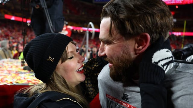 Kansas City Chiefs tight end Travis Kelce and recording artist Taylor Swift