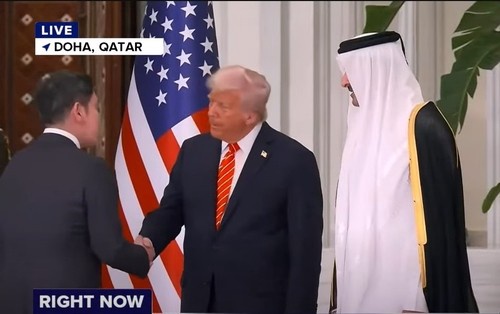 Shinsegae Group Chairman Chung Yong-jin (L) shakes hands with U.S. President Donald Trump (C) during a state dinner hosted by Emir Sheikh Tamim bin Hamad Al Thani at Lusail Palace in Doha, Qatar, in this screen shot captured from a YouTube video of ABC News. (PHOTO NOT FOR SALE) (Yonhap)