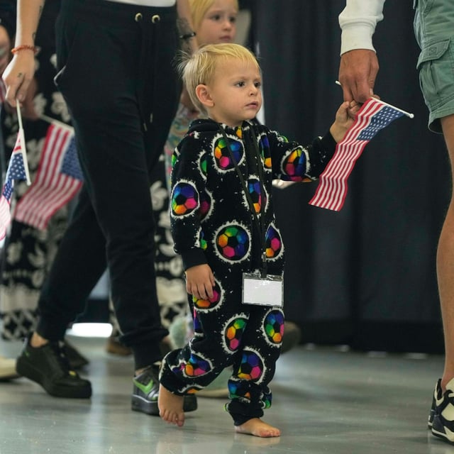Die erste Gruppe weißer Südafrikaner, denen die Trump-Regierung Flüchtlingsstatus erteilt hat, trifft am Dulles International Airport ein.
